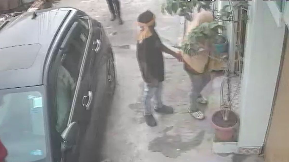 patna gas cylinder theft cctv viral mehdiganj daylight incident patna gas cylinder theft cctv viral mehdiganj daylight incident