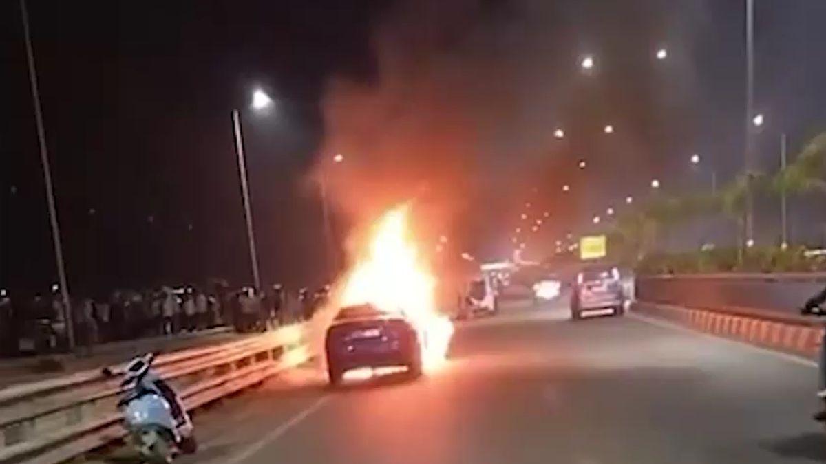 patna marine drive bmw car catches fire burns to ashes