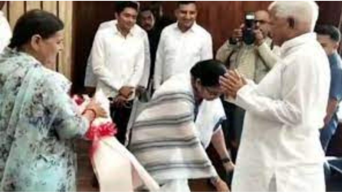 ममता ने छुए पैर