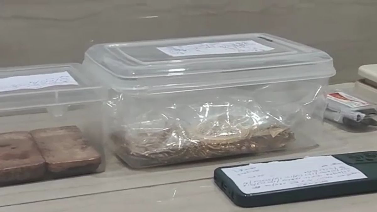 15 किलो सोना लेकर जा रहे पटना के व्यापारी से लूटे गए फर्जी कस्टम अधिकारी, 3 गिरफ्तार 15 किलो सोना लेकर जा रहे पटना के व्यापारी से लूटे गए फर्जी कस्टम अधिकारी, 3 गिरफ्तार