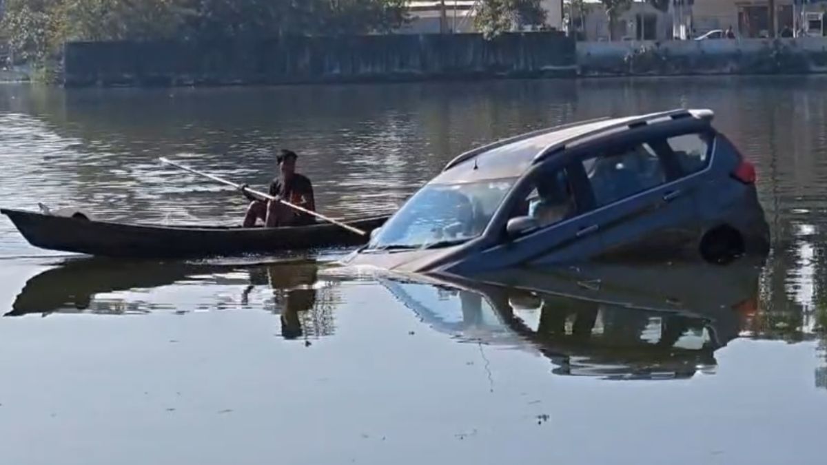 pilibhit car sinks pond two heroes rescue driver viral video