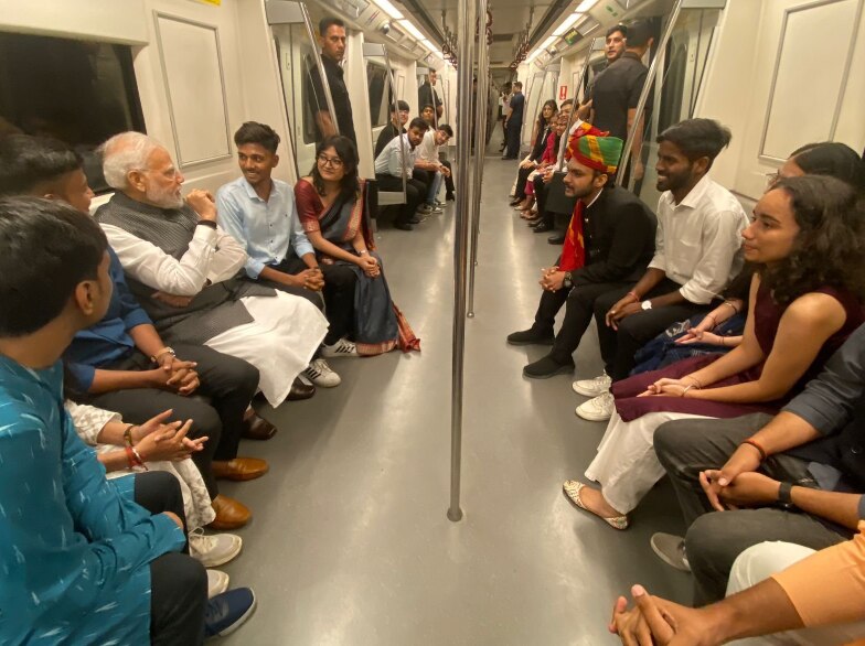 दिल्ली मेट्रो में लोगों से बातचीत करते पीएम मोदी (Pic Credit: ANI) दिल्ली मेट्रो में लोगों से बातचीत करते पीएम मोदी (Pic Credit: ANI)