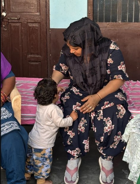 पूजा की तीसरी बेटी डेढ़ साल की है