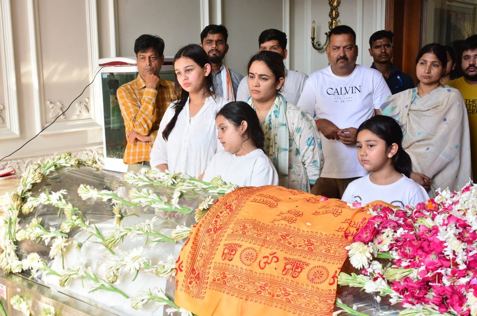 प्रतीक यादव के शव के पास खड़े परिजन. Photo ITG
