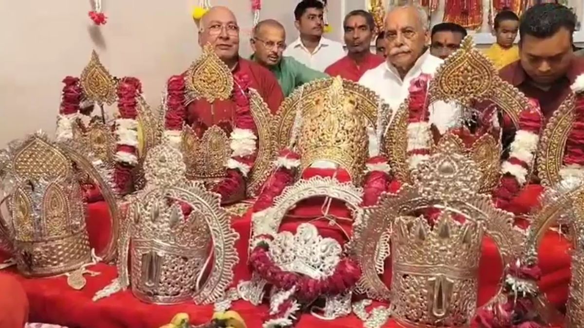 Prayagraj 100 Year Old Crowns Made by Lahore Artisans Still Worn by Ram Lakshman Ramlila Prayagraj 100 Year Old Crowns Made by Lahore Artisans Still Worn by Ram Lakshman Ramlila