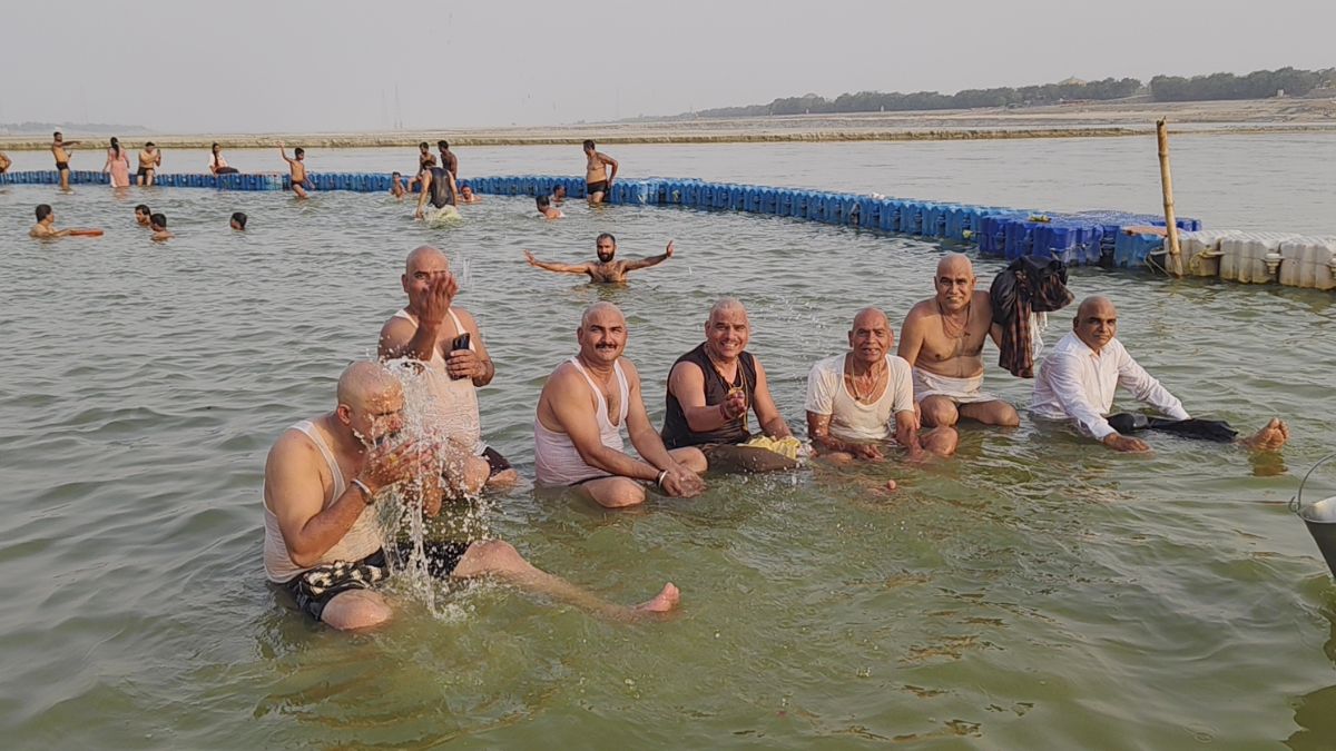 prayagraj heatwave people sit in sangam water as temperature crosses 46 