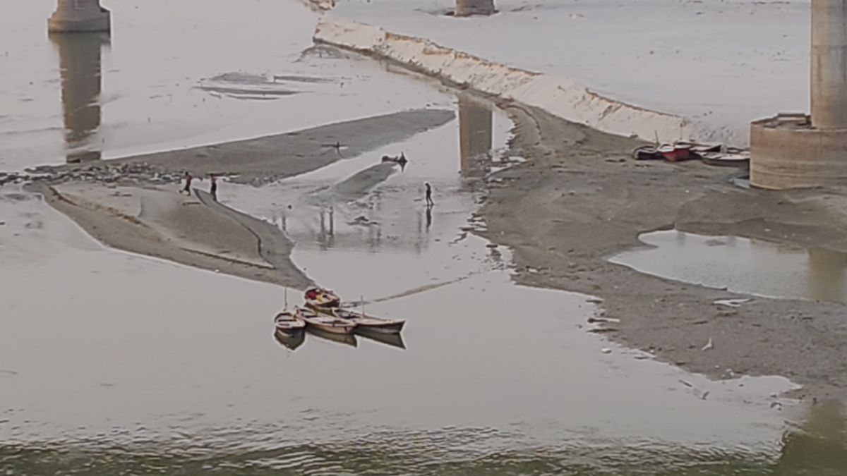 prayagraj heatwave people sit in sangam water as temperature crosses 46 