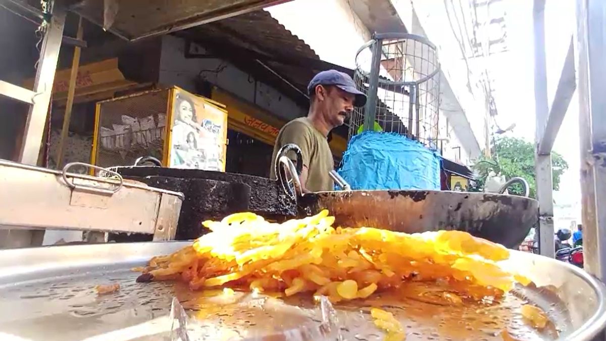 prayagraj jalebi seller desi jugaad stove using old mobile amid gas crisis