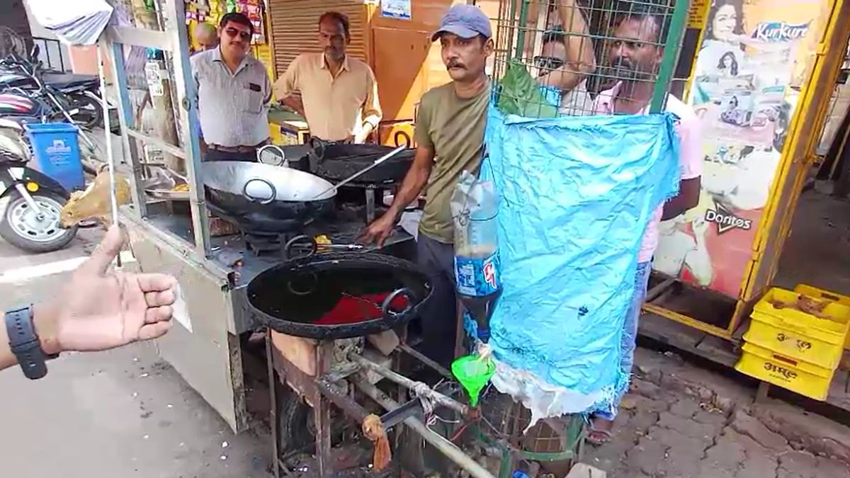 prayagraj jalebi seller desi jugaad stove using old mobile amid gas crisis