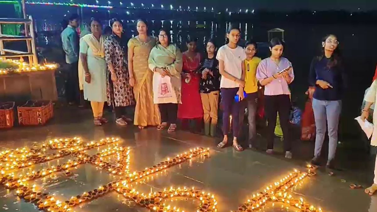 दस्तक देती शाम, यमुना का किनारा और स्वर्णिम आभा... कालिंदी महोत्सव में जले हजारों दीप, Video दस्तक देती शाम, यमुना का किनारा और स्वर्णिम आभा... कालिंदी महोत्सव में जले हजारों दीप, Video