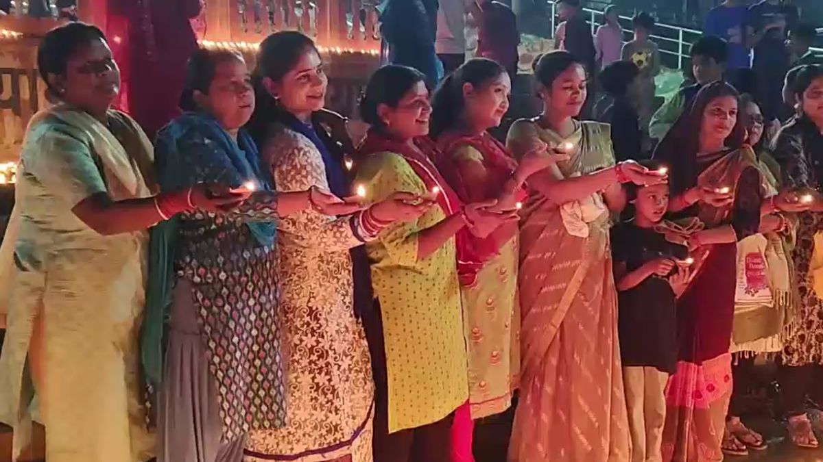 दस्तक देती शाम, यमुना का किनारा और स्वर्णिम आभा... कालिंदी महोत्सव में जले हजारों दीप, Video दस्तक देती शाम, यमुना का किनारा और स्वर्णिम आभा... कालिंदी महोत्सव में जले हजारों दीप, Video