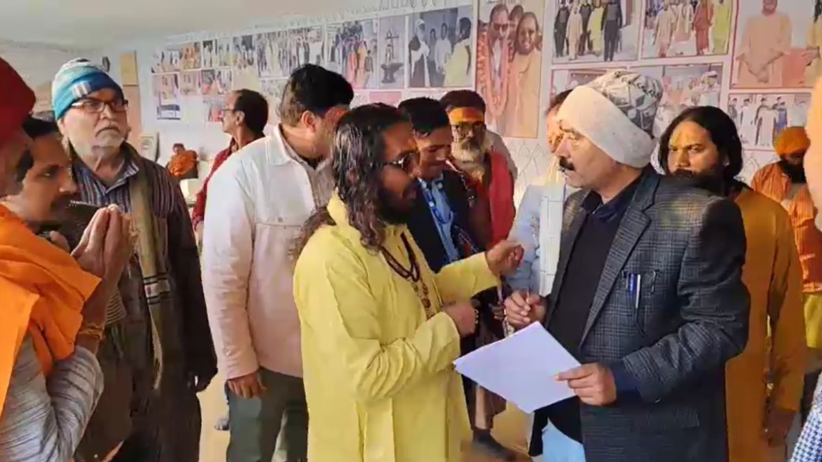 ब्रांडेड चश्मा और तीन करोड़ की लग्जरी कार… माघ मेले में सतुआ बाबा के शिविर में सेल्फी लेने पहुंच रहे लोग