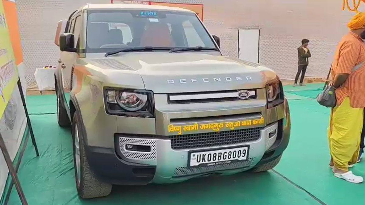 ब्रांडेड चश्मा और तीन करोड़ की लग्जरी कार… माघ मेले में सतुआ बाबा के शिविर में सेल्फी लेने पहुंच रहे लोग