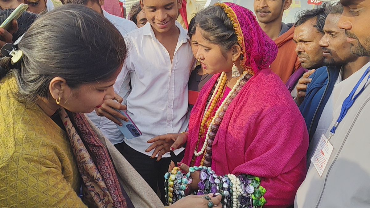 सलमान खान की फैन हैं वायरल गर्ल माही निषाद… माघ मेले में बेचती हैं हाथों से बनी माला, अब इस बात से हैं परेशान