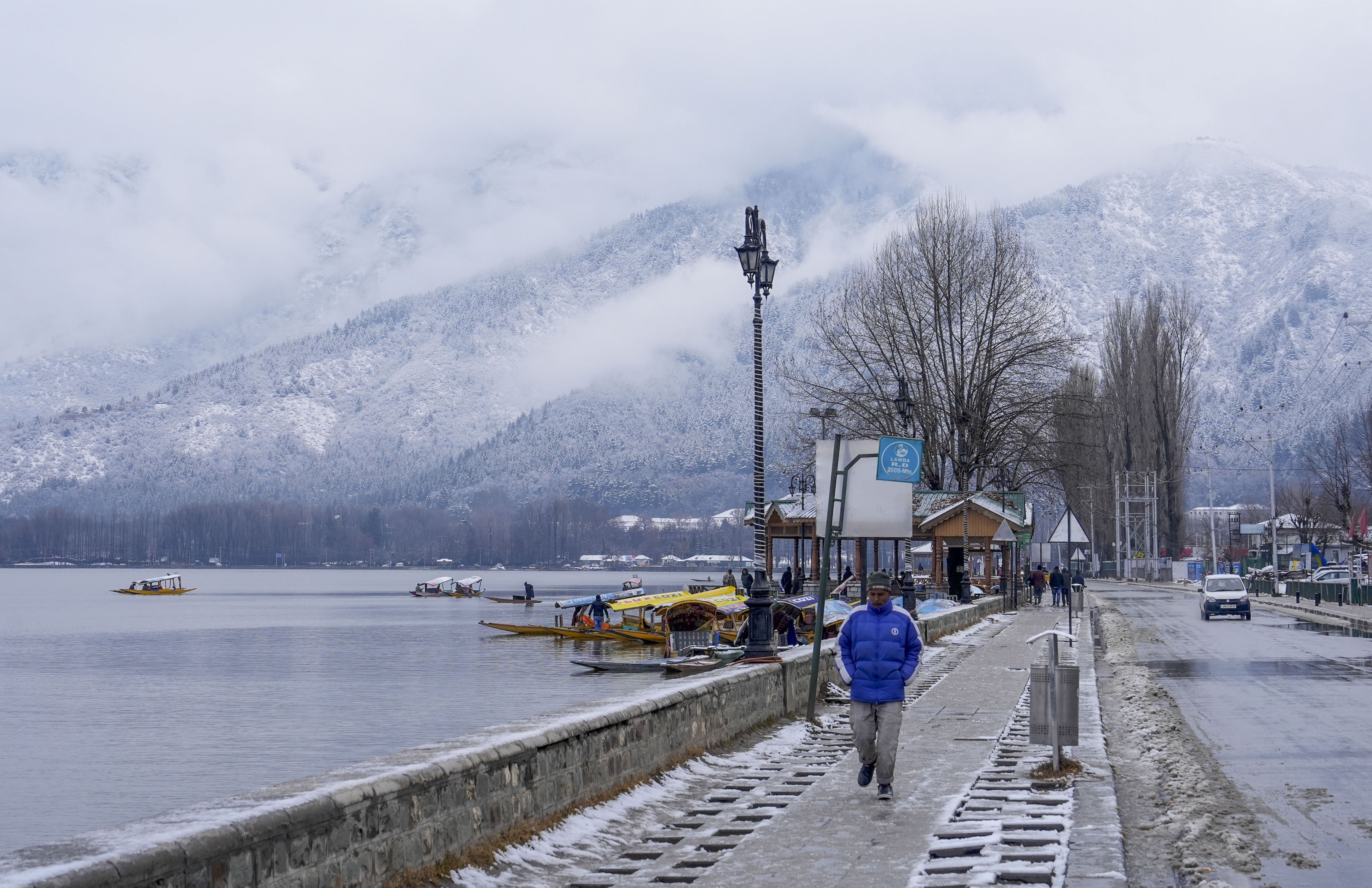 डल झील का खूबसूरत नजारा डल झील का खूबसूरत नजारा