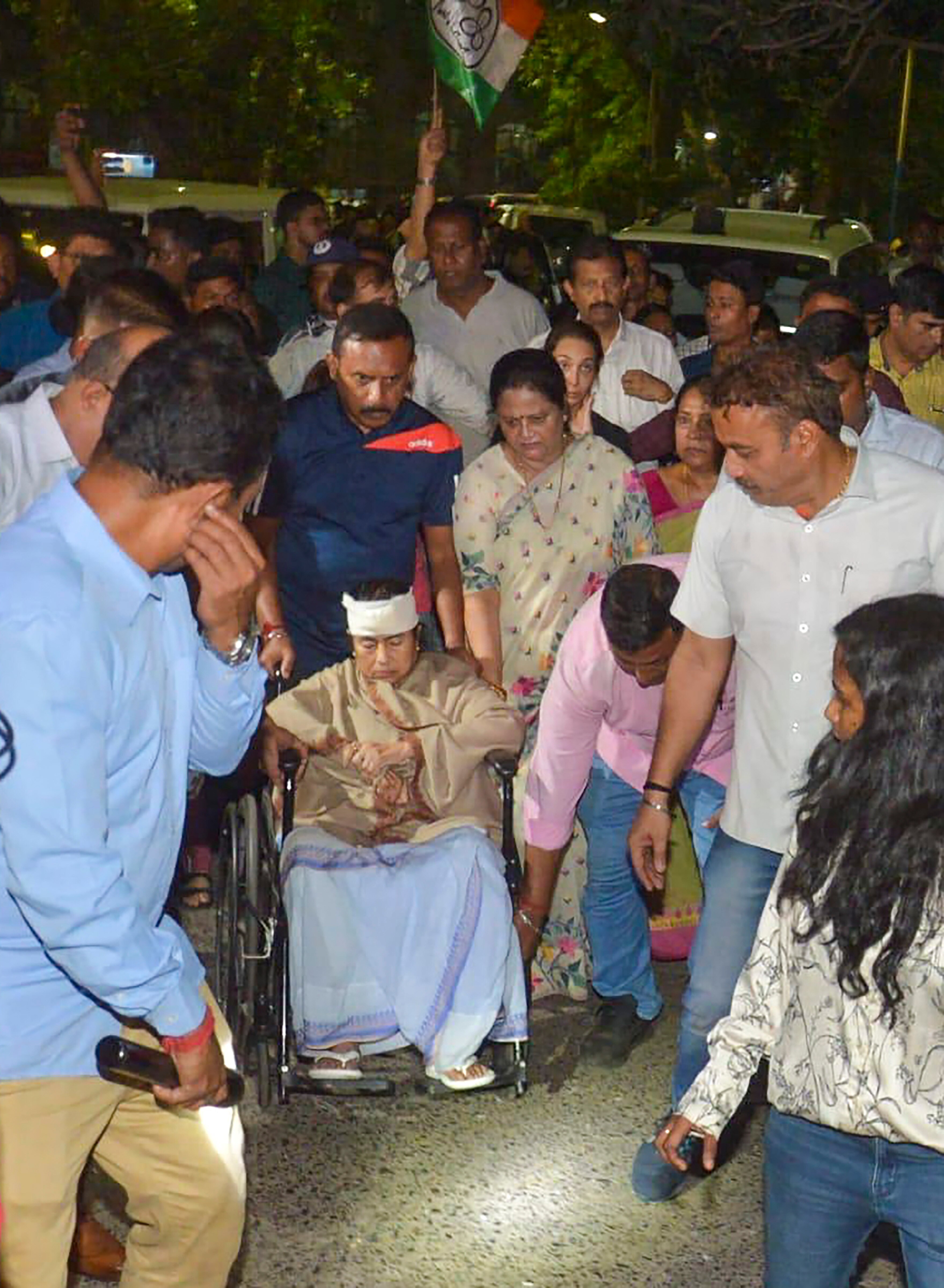 ममता बनर्जी हुईं चोटिल