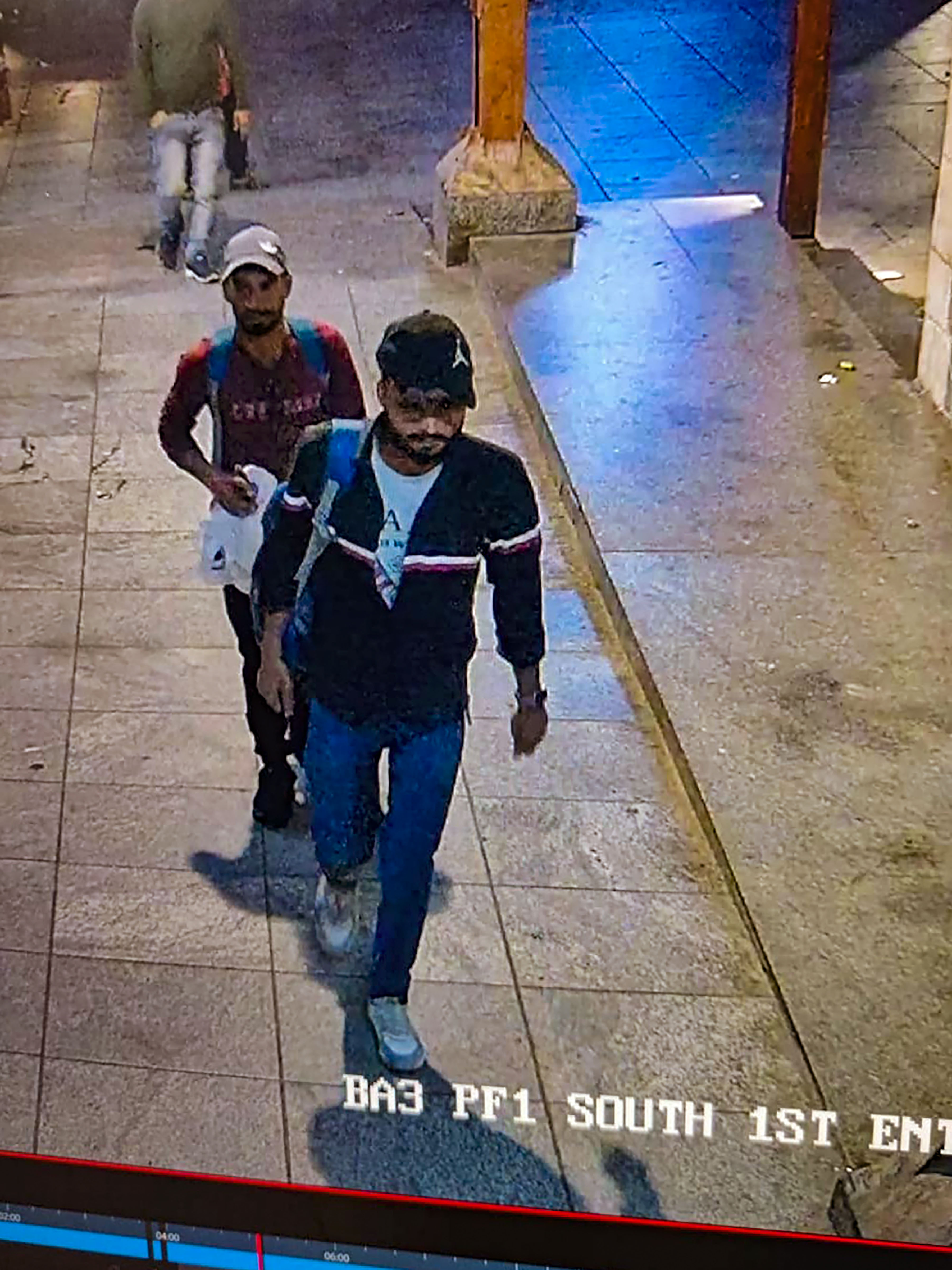 बॉलीवुड अभिनेता सलमान खान के घर के बाहर गोलीबारी करने वाले शूटर्स (पुलिस द्वारा जारी की गई तस्वीर)