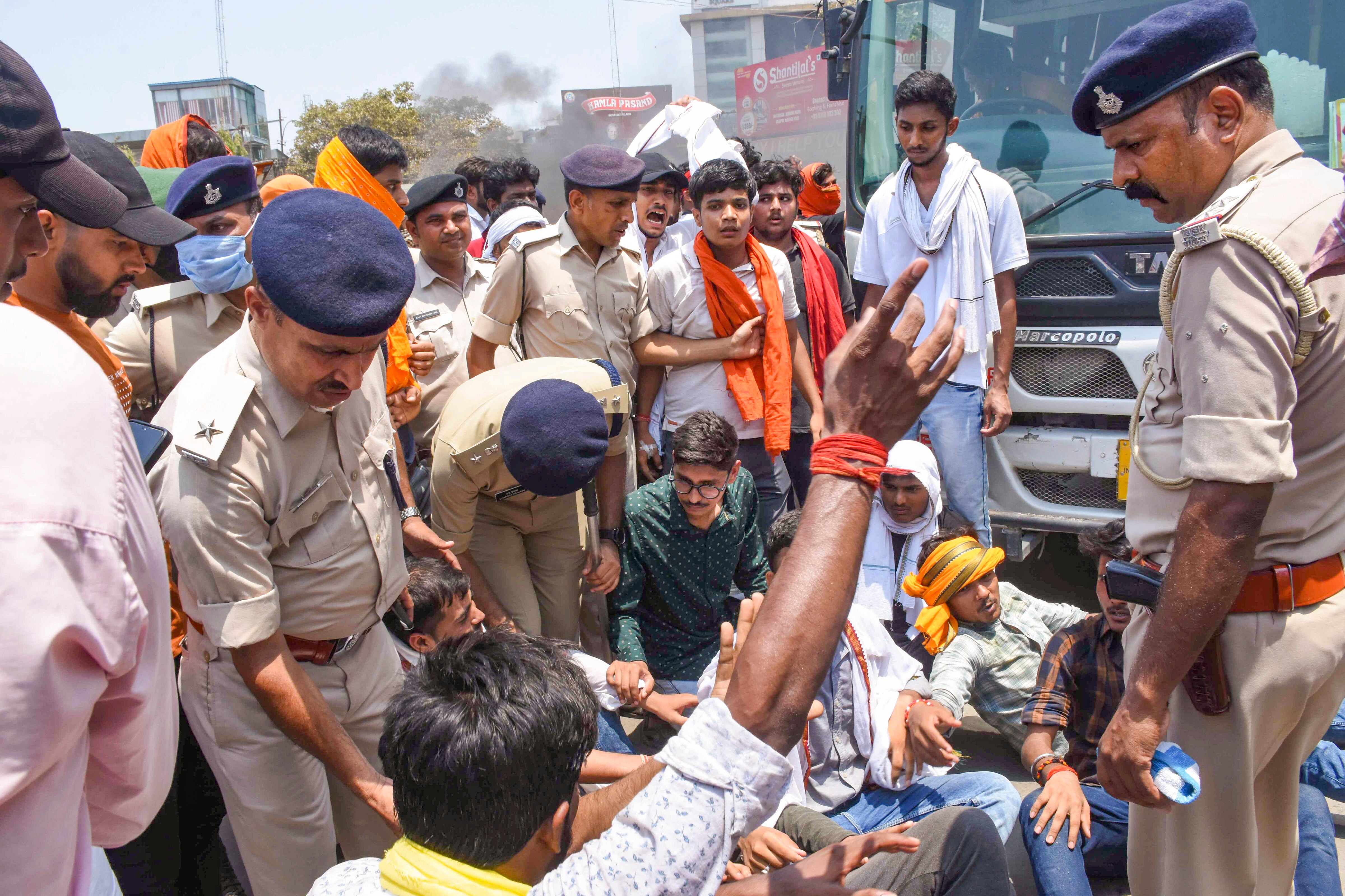 सड़क जाम कर प्रदर्शन करते छात्र