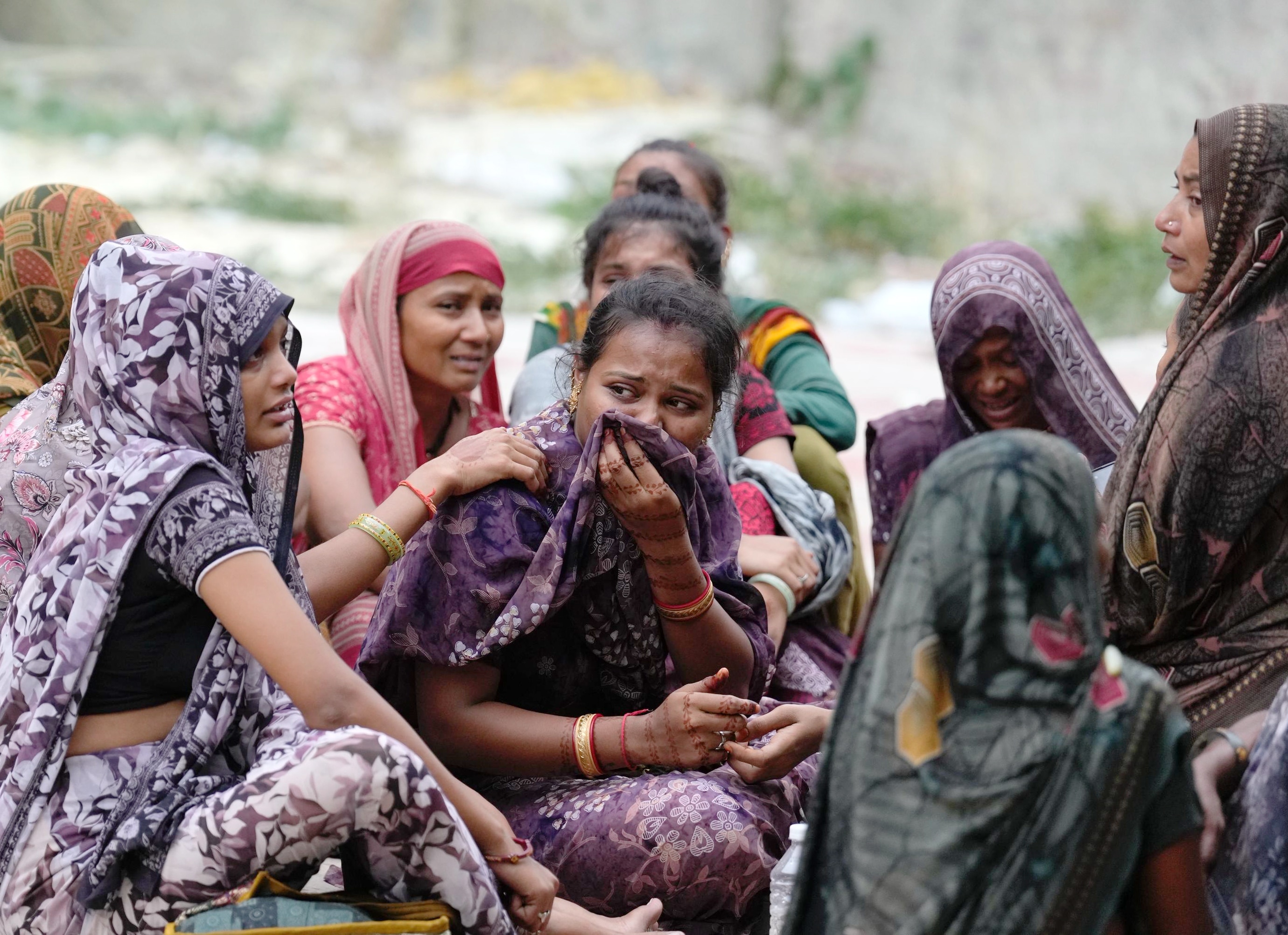रोते-बिलखते मृतकों के परिजन