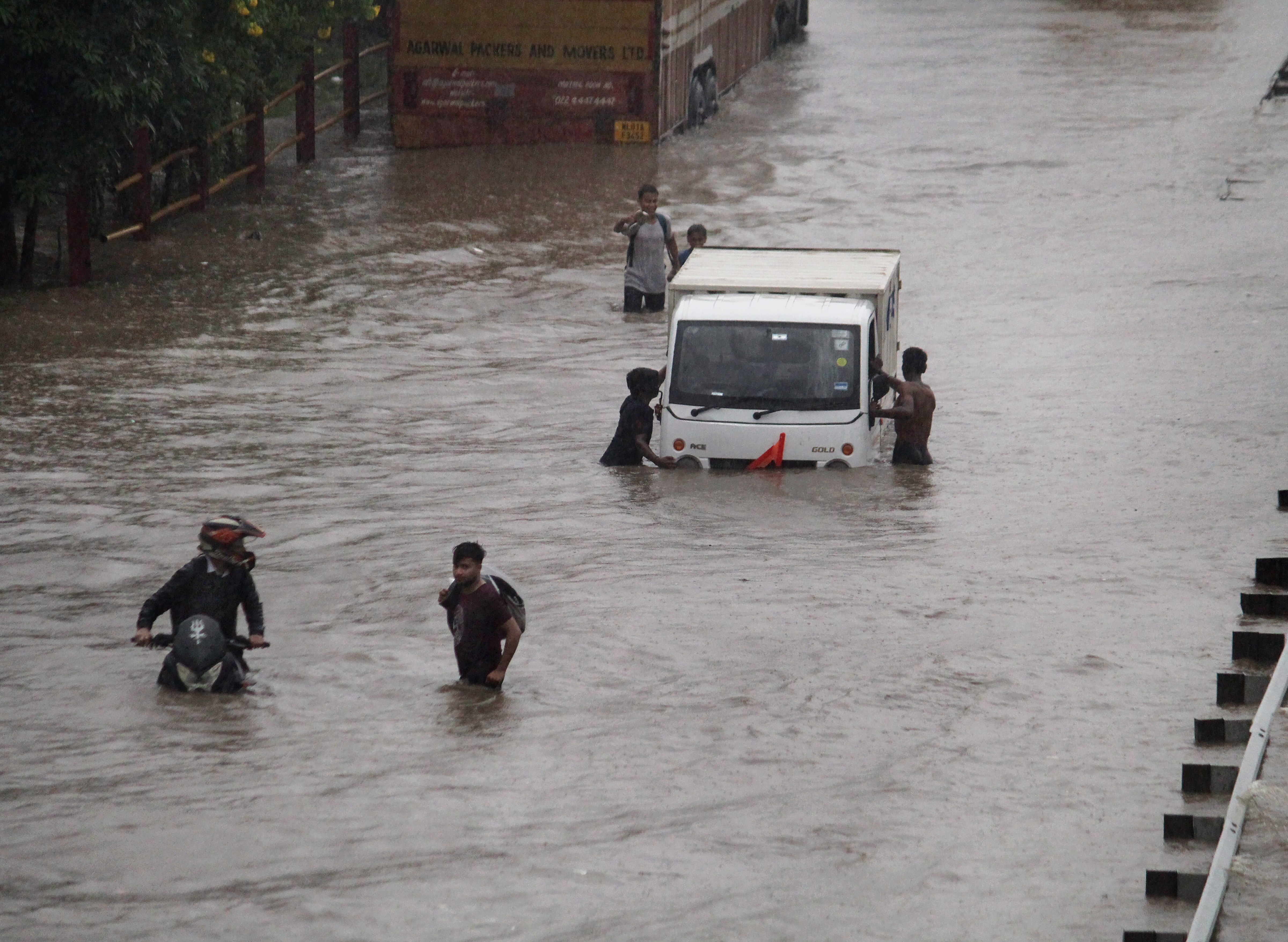 बारिश के बाद हालात (फोटो- पीटीआई)
