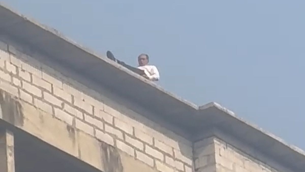 pune based businessman dies jumps from 17th floor in solapur