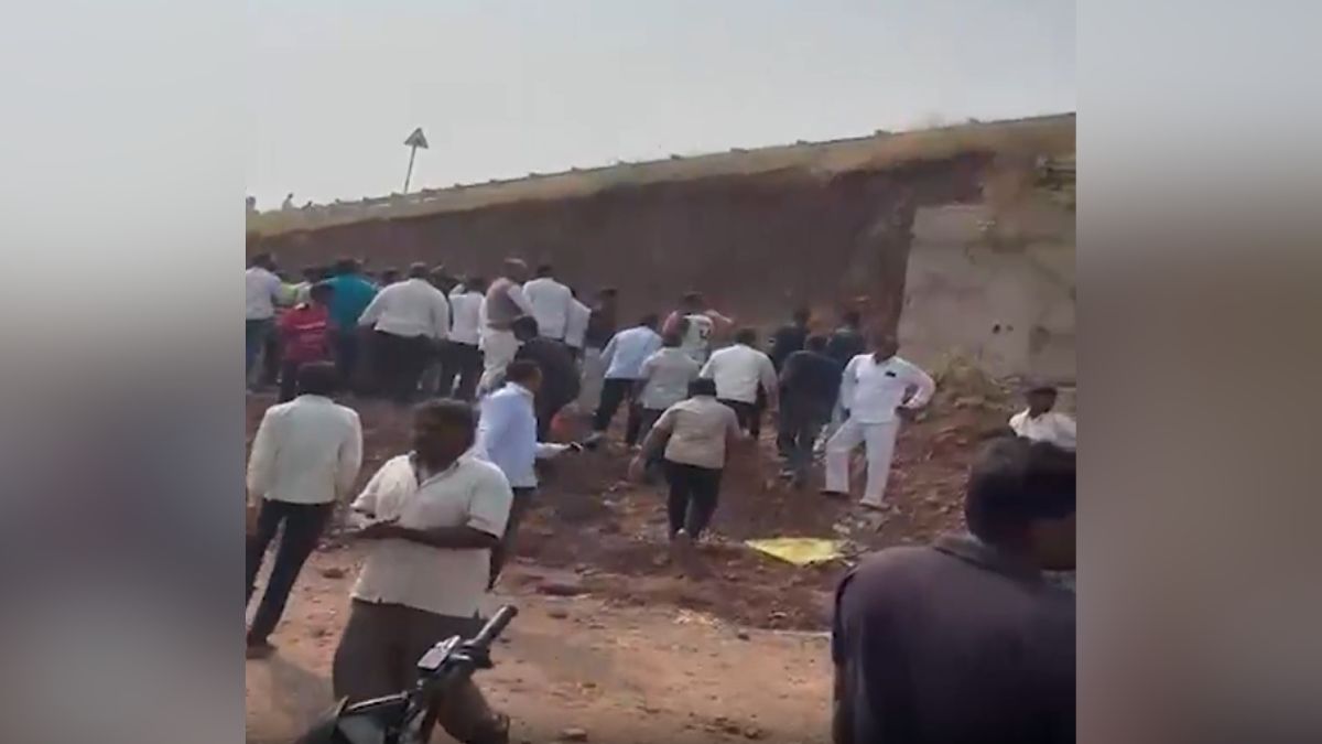 pune solapur highway service road work five workers buried under soil two rescued pune solapur highway service road work five workers buried under soil two rescued