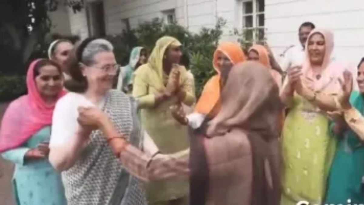 सोनिया ने महिलाओं के साथ किया था डांस