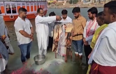 राहुल गांधी की तस्वीर पर अभिषेक