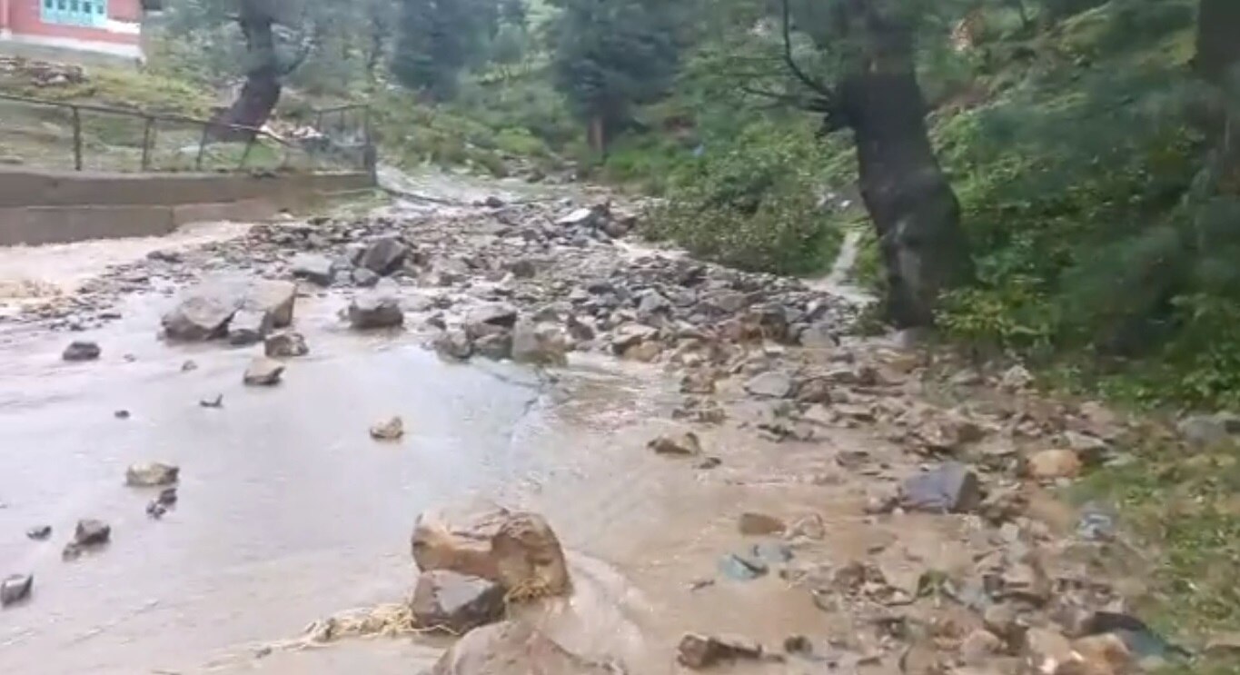 ऊपरी इलाके में बादल फटने से मिट्टी के साथ बहकर आए पत्थर