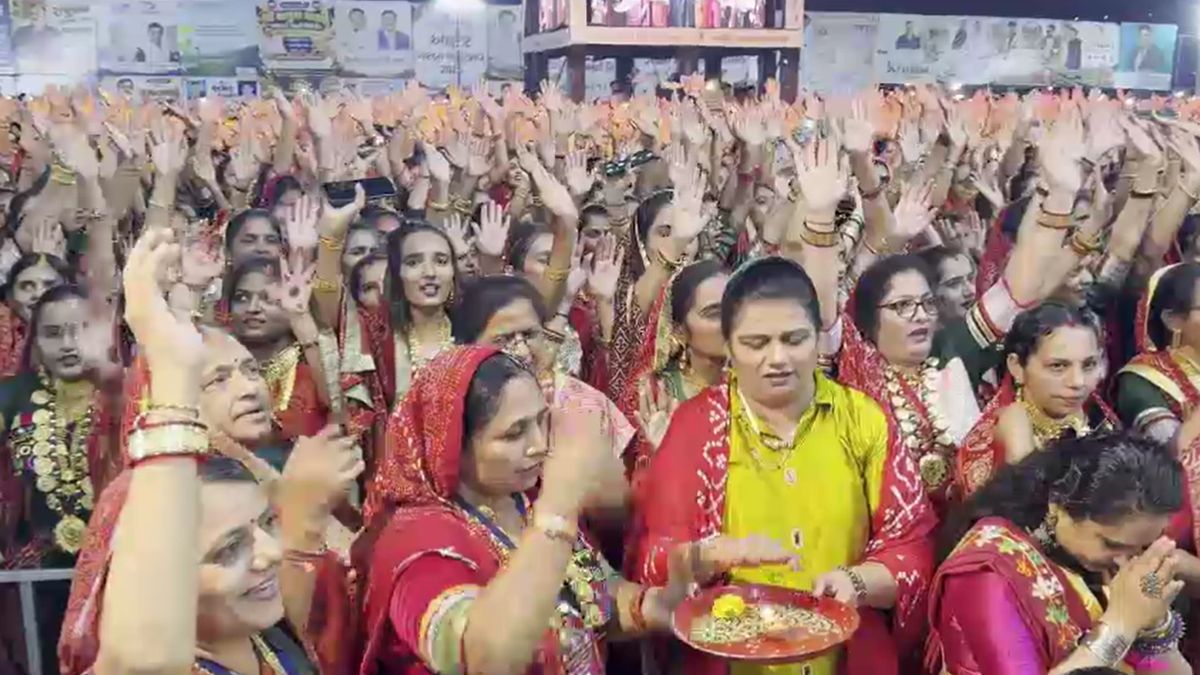 Rajkot ahir garba festival 15000 womens wear 900 kg gold jewellery