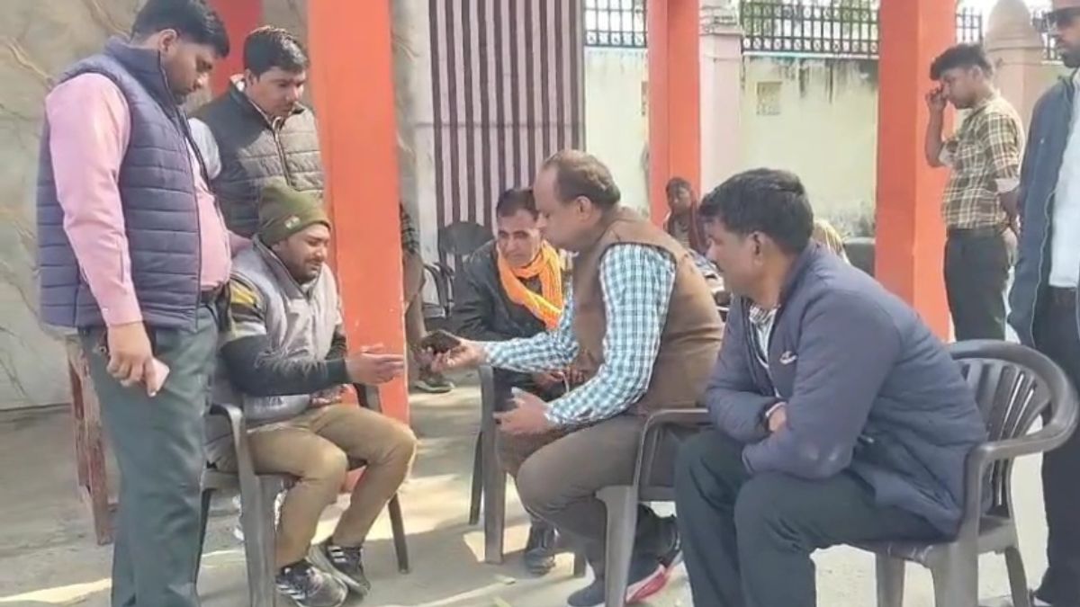 rampur car fire mother child death woman constable burnt collision