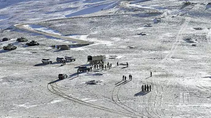 2020 में लद्दाख के रेचिन ला में आमने-सामने आए भारतीय और चीनी टैंक वापसी करते हुए.