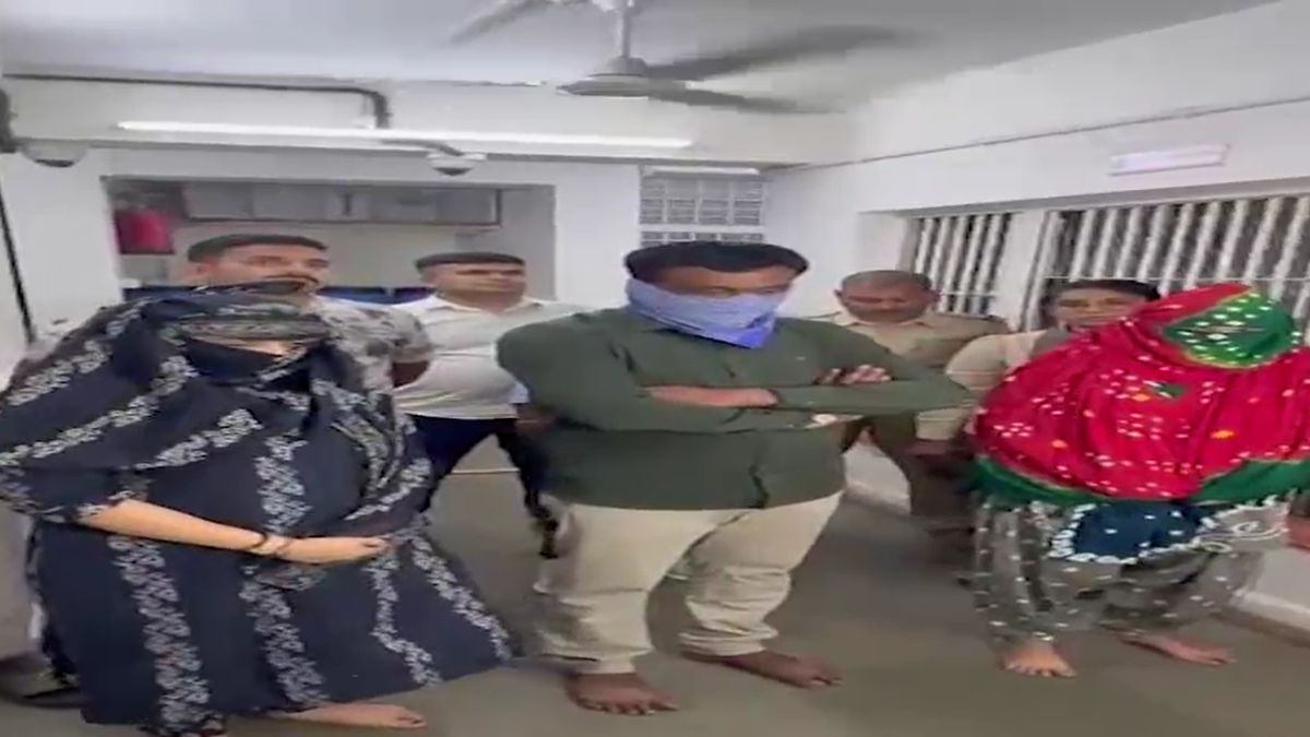 retired teacher honeytrap 40 lakh demand women blackmailer hotel room