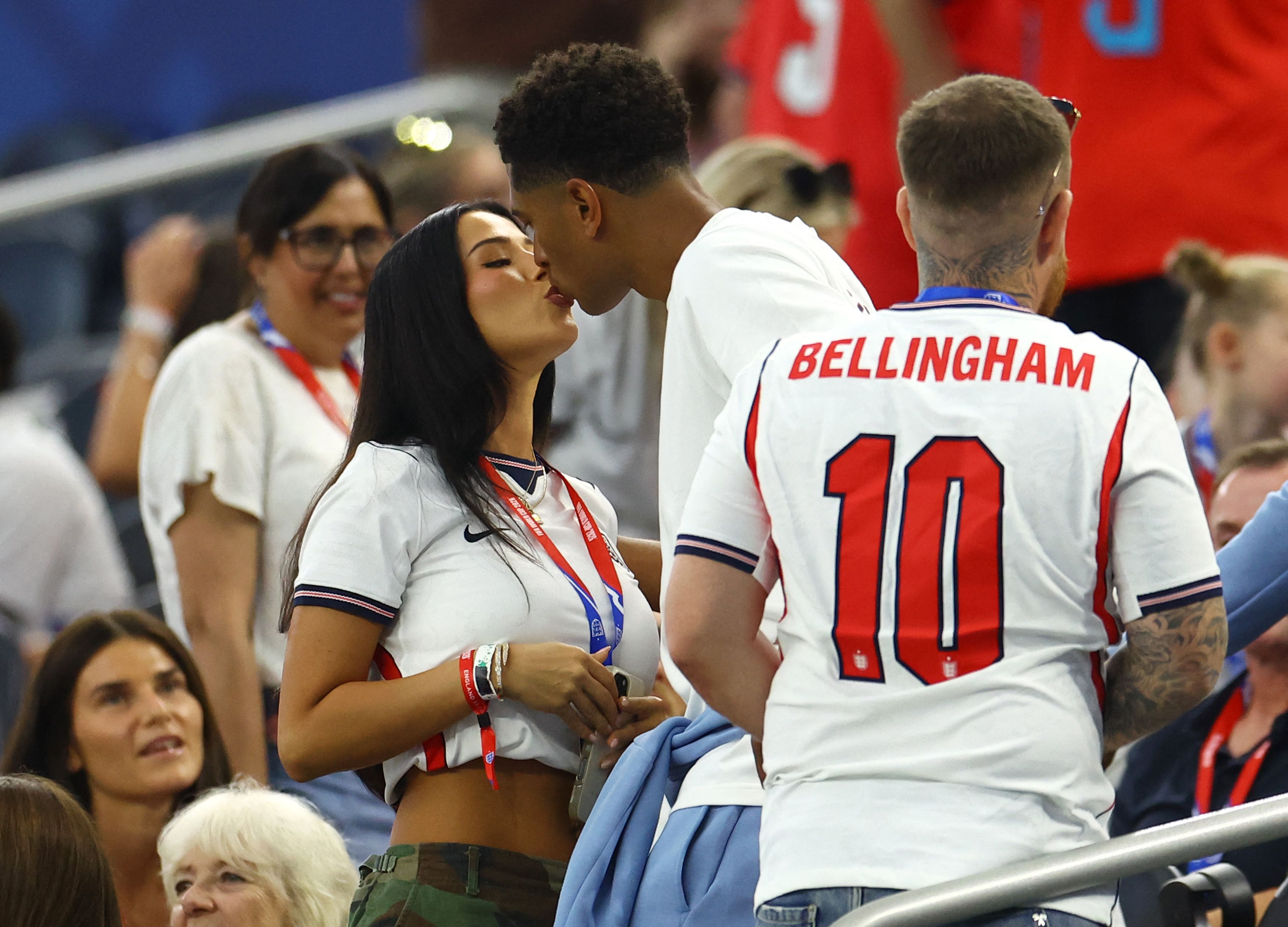 Bellingham kisses his partner Ashlyn Castro