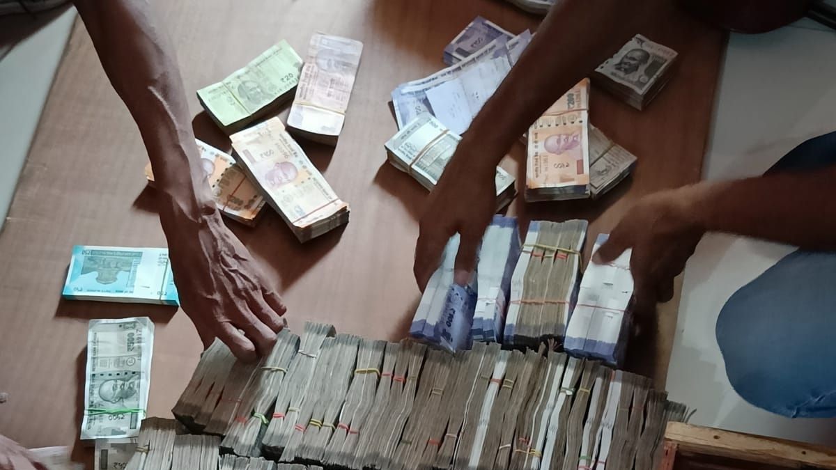 रेंजर के सरकारी आवास से बरामद की गई नकदी. (Photo: Aajtak) रेंजर के सरकारी आवास से बरामद की गई नकदी. (Photo: Aajtak)