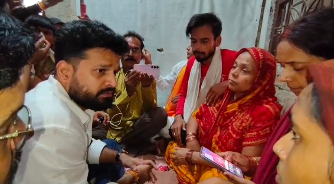 भरत तिवारी के घर पहुंचे रितेश पांडेय.