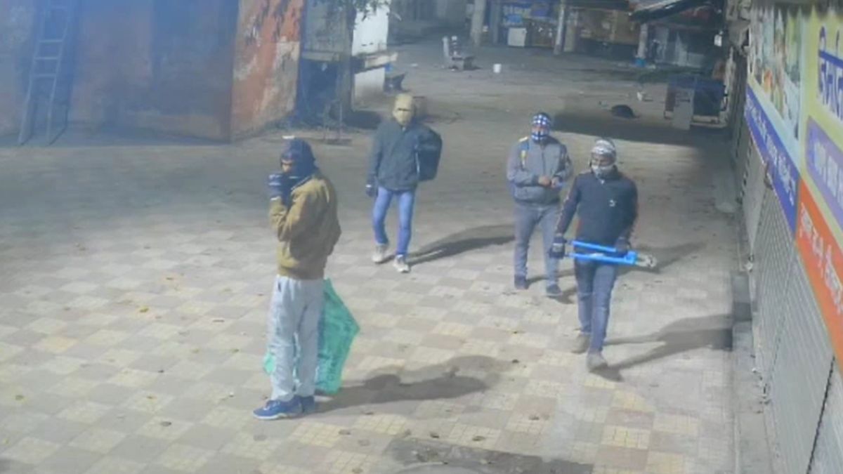 RK Puram Jewellery Showroom Theft CCTV 5 Thieves Steal Gold Silver RK Puram Jewellery Showroom Theft CCTV 5 Thieves Steal Gold Silver