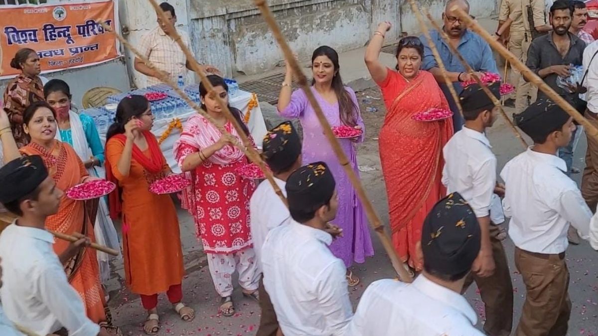 स्वयं सेवकों का फूलों से स्वागत करतीं महिलाएं. (Photo: Aajtak)