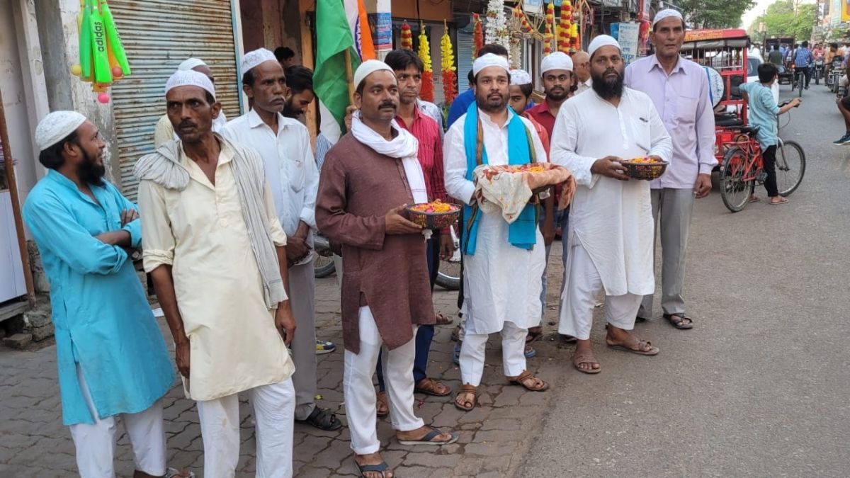 स्वयंसेवकों का फूलों से स्वागत करने के लिए तैयार मुस्लिम युवा.  (Photo: Aajtak)