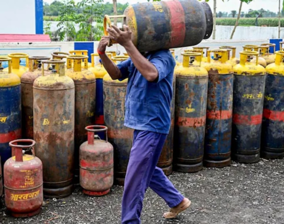 पहली तारीख से कमर्शियल सिलेंडर हुआ महंगा. (Photo: PTI) Rule Change From 1st June (LPG Price Hike)