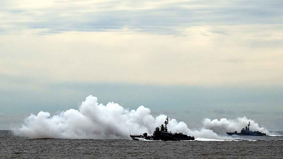 रूस के युद्धपोतों का नौसैनिक युद्धाभ्यास. (फाइल फोटोः AFP)