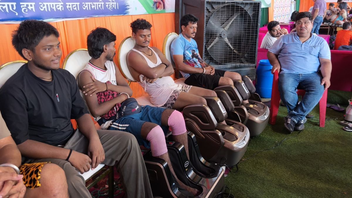 saharanpur kanwar yatra medical camp foot massage treatment mobile charging kanwariyas saharanpur kanwar yatra medical camp foot massage treatment mobile charging kanwariyas