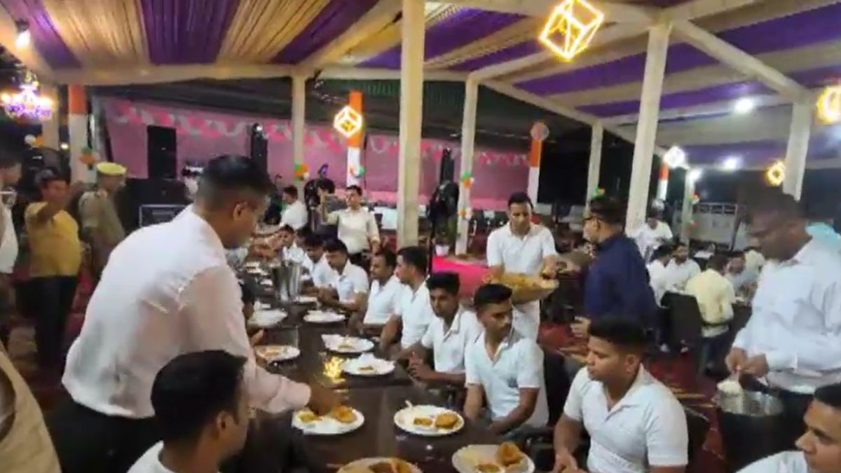 Saharanpur Police Officers Serve Food to Cops Independence Day DIG SSP Video Viral Saharanpur Police Officers Serve Food to Cops Independence Day DIG SSP Video Viral