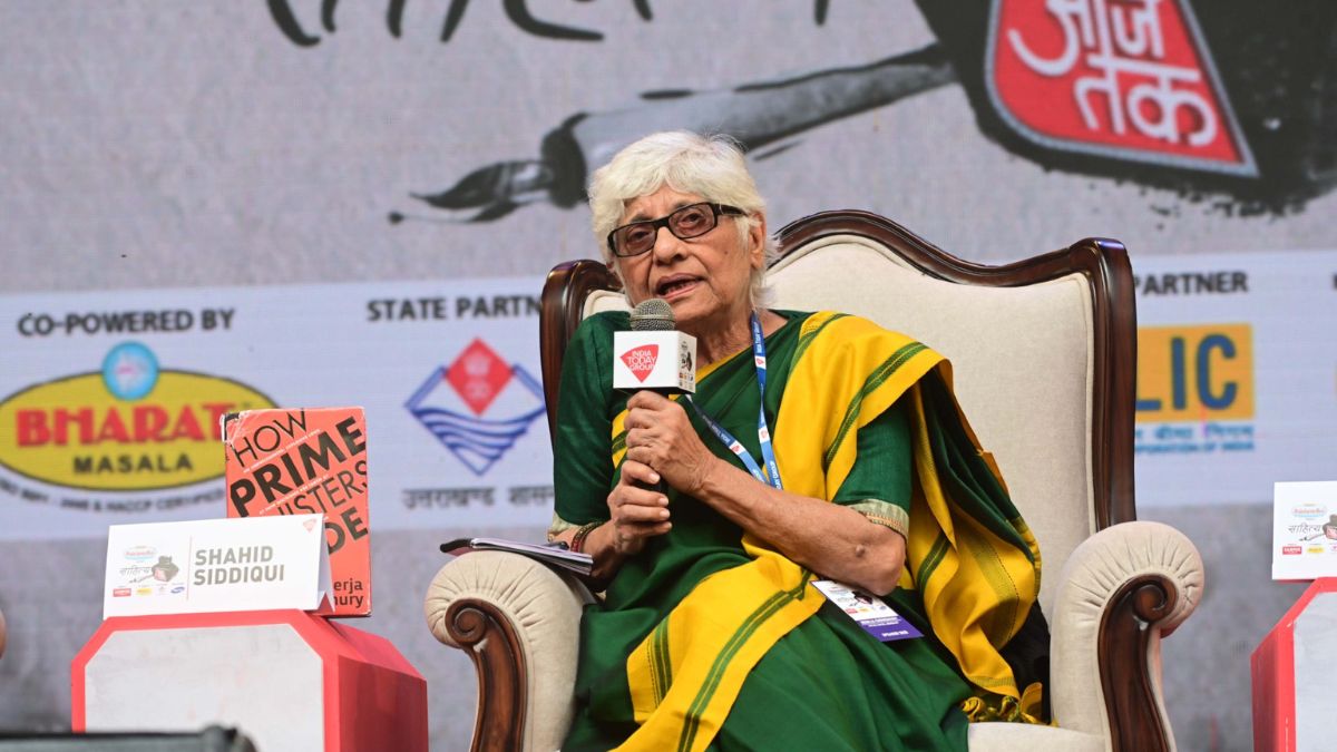 नेता इंटरव्यू से क्यों कतराते हैं? साहित्य आजतक के मंच पर लोकतंत्र और मीडिया पर बेबाक बहस