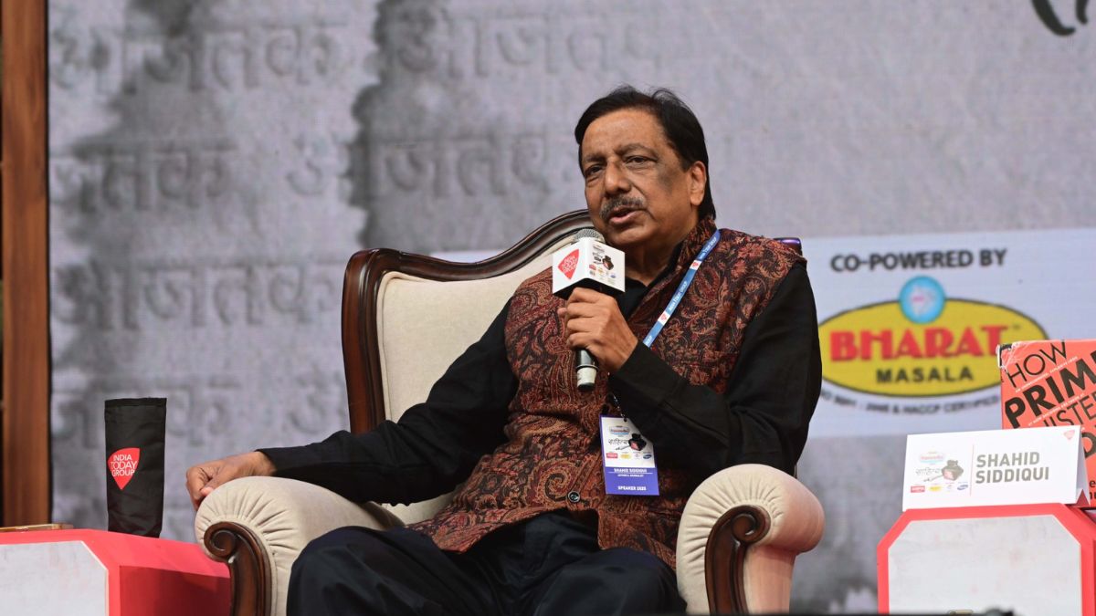 नेता इंटरव्यू से क्यों कतराते हैं? साहित्य आजतक के मंच पर लोकतंत्र और मीडिया पर बेबाक बहस