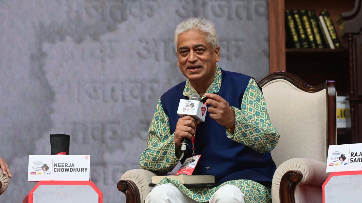 नेता इंटरव्यू से क्यों कतराते हैं? साहित्य आजतक के मंच पर लोकतंत्र और मीडिया पर बेबाक बहस