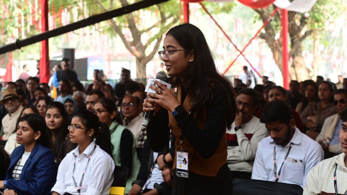 नेता इंटरव्यू से क्यों कतराते हैं? साहित्य आजतक के मंच पर लोकतंत्र और मीडिया पर बेबाक बहस