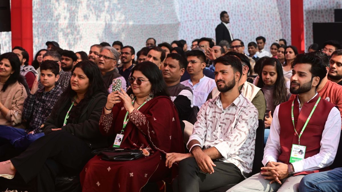 sahitya aajtak 2025 day 2 Kavi Sammelan Kavita Ki Nayi Bahar Swayam Srivastava Varun Anand Abhisar Shukla Manu Vaishali Manika Dubey Kaynat Shahida