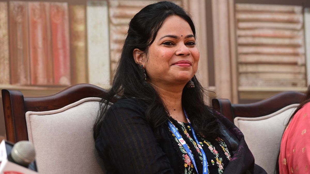 sahitya aajtak 2025 day 2 Kavi Sammelan Kavita Ki Nayi Bahar Swayam Srivastava Varun Anand Abhisar Shukla Manu Vaishali Manika Dubey Kaynat Shahida