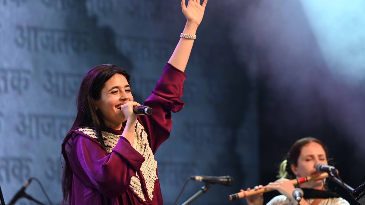 sahitya aajtak 2025 delhi day 2 singer hargun kaur live music mesmerises audience sahitya aajtak 2025 delhi day 2 singer hargun kaur live music mesmerises audience